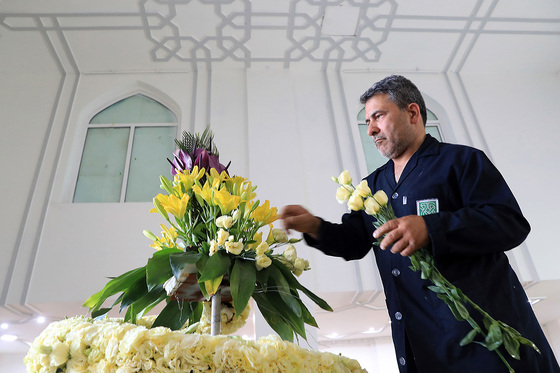 گل آرایی حرم مطهر رضوی در آستانه میلاد امام رضا (ع)