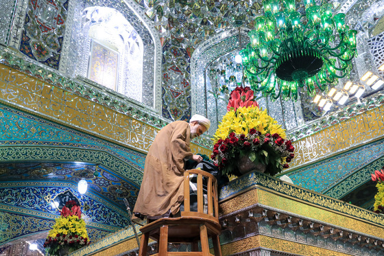 گل آرایی ویژه ولادت حضرت امام رضا (علیه السلام) در روضه منوره رضوی
