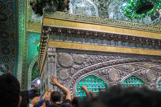 گل آرایی ویژه ولادت حضرت امام رضا (علیه السلام) در روضه منوره رضوی