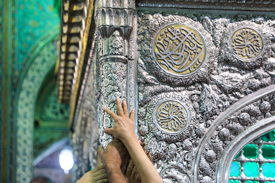 گل آرایی ویژه ولادت حضرت امام رضا (علیه السلام) در روضه منوره رضوی