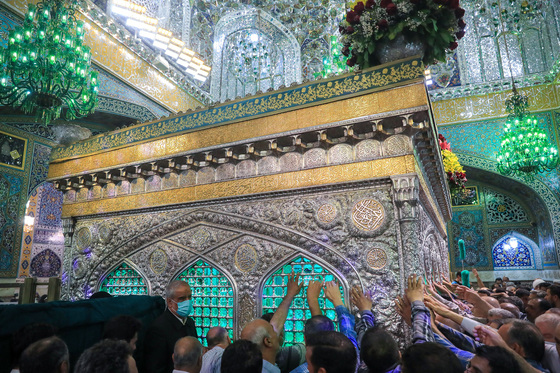 گل آرایی ویژه ولادت حضرت امام رضا (علیه السلام) در روضه منوره رضوی