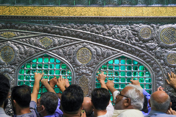 گل آرایی ویژه ولادت حضرت امام رضا (علیه السلام) در روضه منوره رضوی
