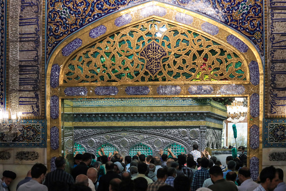 گل آرایی ویژه ولادت حضرت امام رضا (علیه السلام) در روضه منوره رضوی