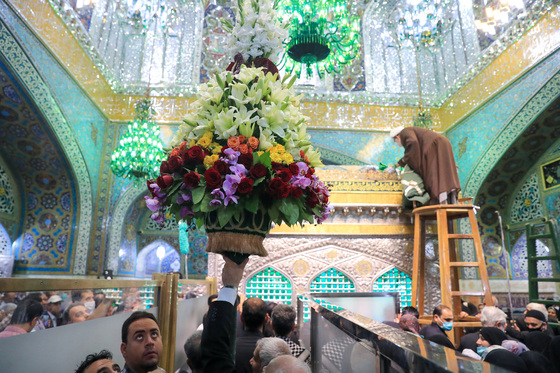 گل آرایی ویژه ولادت حضرت امام رضا (علیه السلام) در روضه منوره رضوی