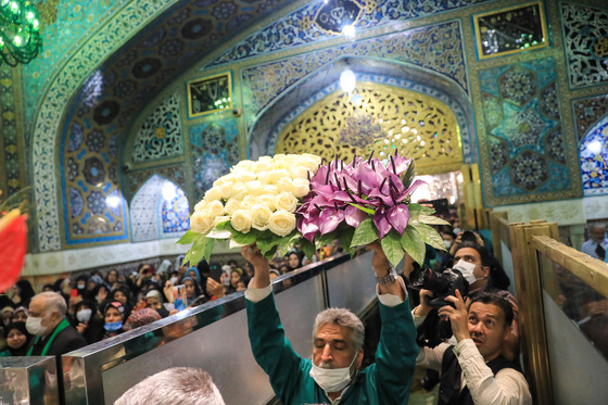 گل آرایی ویژه ولادت حضرت امام رضا (علیه السلام) در روضه منوره رضوی