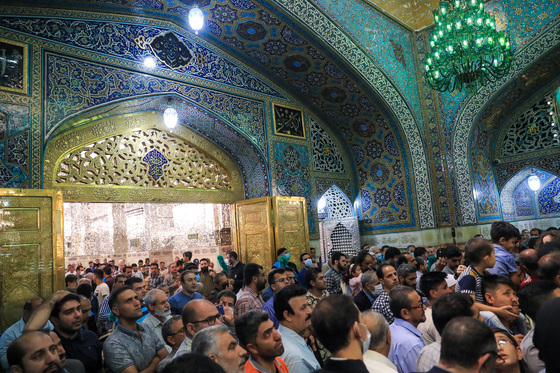 گل آرایی ویژه ولادت حضرت امام رضا (علیه السلام) در روضه منوره رضوی
