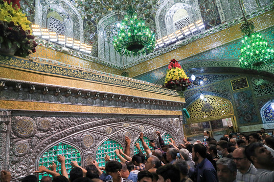 گل آرایی ویژه ولادت حضرت امام رضا (علیه السلام) در روضه منوره رضوی