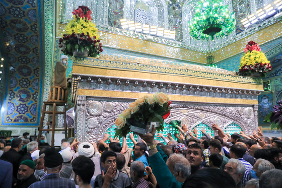 گل آرایی ویژه ولادت حضرت امام رضا (علیه السلام) در روضه منوره رضوی