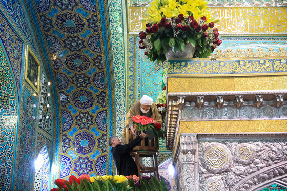 گل آرایی ویژه ولادت حضرت امام رضا (علیه السلام) در روضه منوره رضوی
