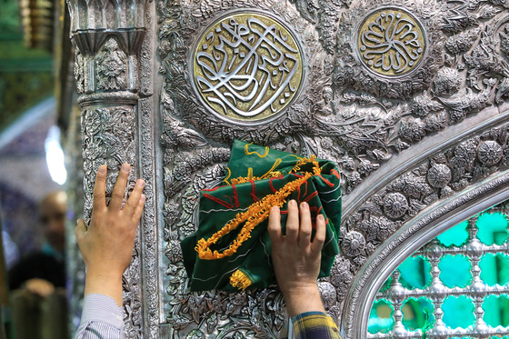 گل آرایی ویژه ولادت حضرت امام رضا (علیه السلام) در روضه منوره رضوی