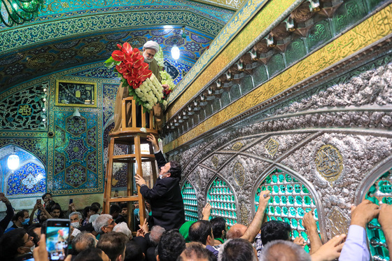گل آرایی ویژه ولادت حضرت امام رضا (علیه السلام) در روضه منوره رضوی