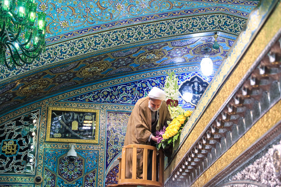 گل آرایی ویژه ولادت حضرت امام رضا (علیه السلام) در روضه منوره رضوی