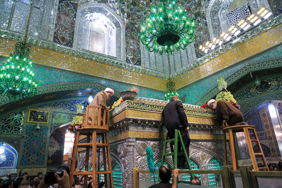 گل آرایی ویژه ولادت حضرت امام رضا (علیه السلام) در روضه منوره رضوی