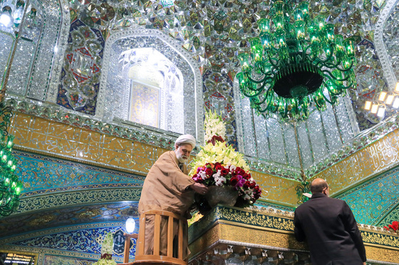 گل آرایی ویژه ولادت حضرت امام رضا (علیه السلام) در روضه منوره رضوی