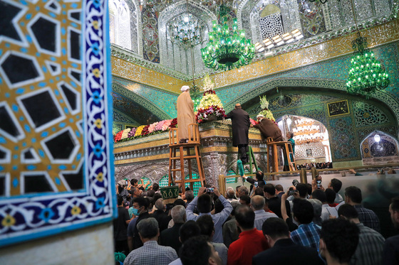 گل آرایی ویژه ولادت حضرت امام رضا (علیه السلام) در روضه منوره رضوی