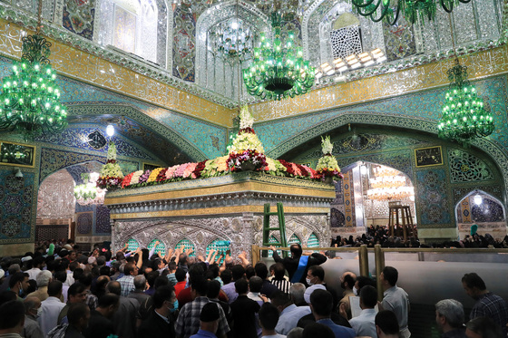 گل آرایی ویژه ولادت حضرت امام رضا (علیه السلام) در روضه منوره رضوی