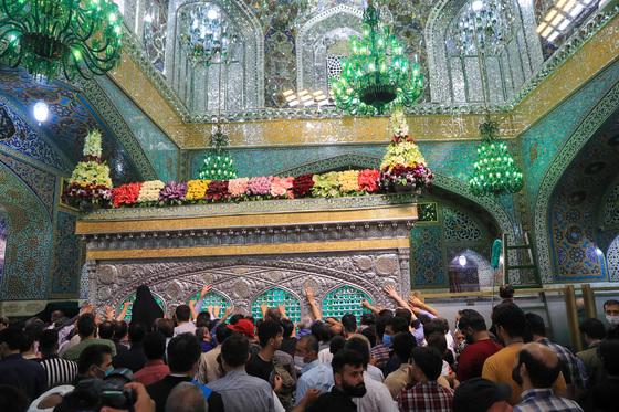 گل آرایی ویژه ولادت حضرت امام رضا (علیه السلام) در روضه منوره رضوی