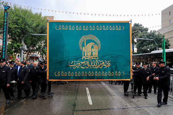 گلباران حرم مطهر رضوی در شب میلاد امام رضا(ع)