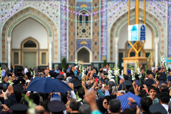 گلباران حرم مطهر رضوی در شب میلاد امام رضا(ع)