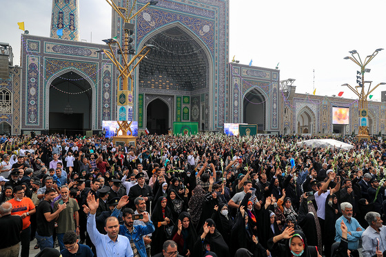 گلباران حرم مطهر رضوی در شب میلاد امام رضا(ع)