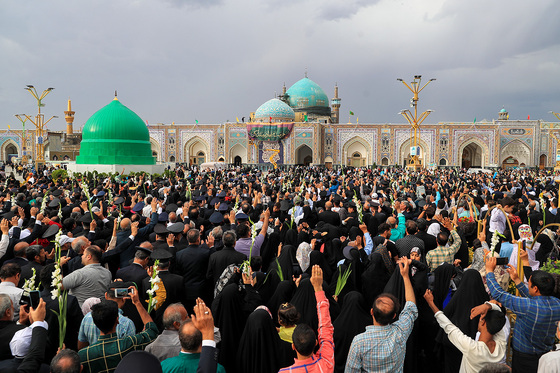 گلباران حرم مطهر رضوی در شب میلاد امام رضا(ع)