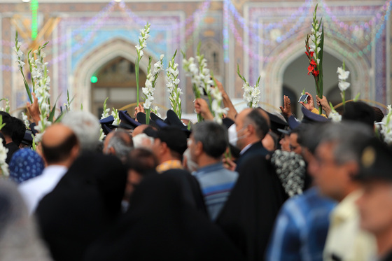 گلباران حرم مطهر رضوی در شب میلاد امام رضا(ع)
