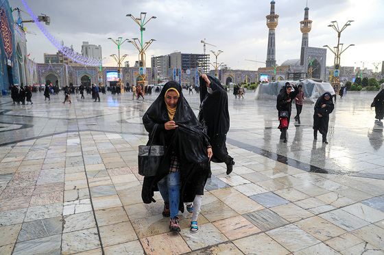 گلباران حرم مطهر رضوی در شب میلاد امام رضا(ع)