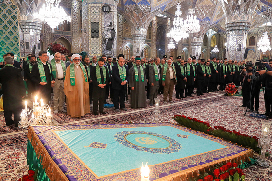 تعویض پرچم گنبد و پوش ضریح امام رضا (ع)