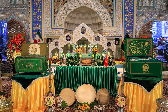 تعویض پرچم گنبد و پوش ضریح امام رضا (ع)