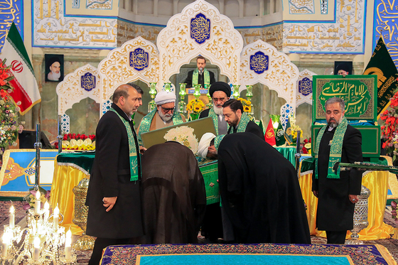 تعویض پرچم گنبد و پوش ضریح امام رضا (ع)