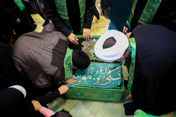 تعویض پرچم گنبد و پوش ضریح امام رضا (ع)