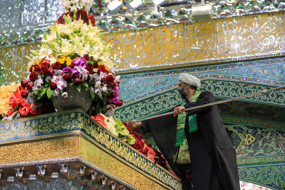 تعویض پرچم گنبد و پوش ضریح امام رضا (ع)