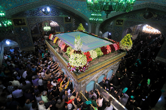 تعویض پرچم گنبد و پوش ضریح امام رضا (ع)