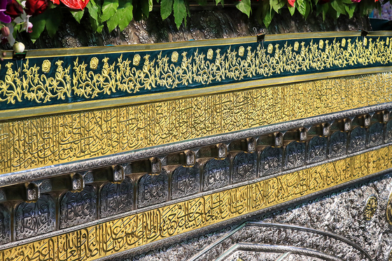 تعویض پرچم گنبد و پوش ضریح امام رضا (ع)