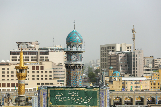 تعویض پرچم گنبد و پوش ضریح امام رضا (ع)