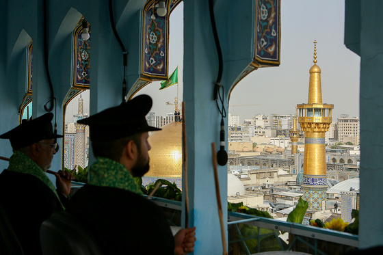 تعویض پرچم گنبد و پوش ضریح امام رضا (ع)
