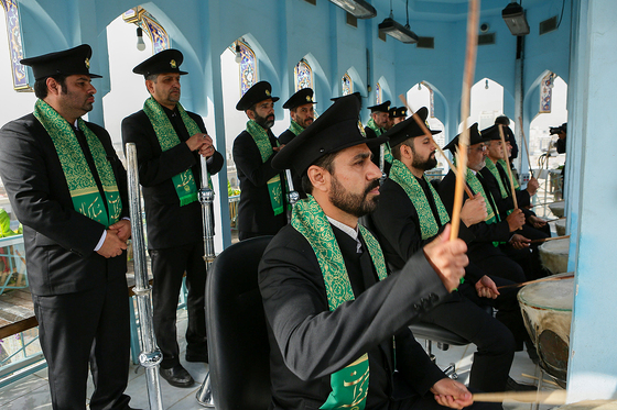 تعویض پرچم گنبد و پوش ضریح امام رضا (ع)