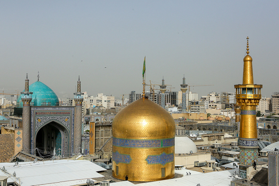تعویض پرچم گنبد و پوش ضریح امام رضا (ع)