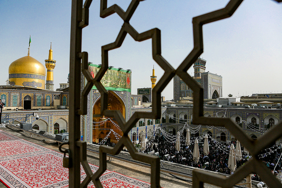 تعویض پرچم گنبد و پوش ضریح امام رضا (ع)
