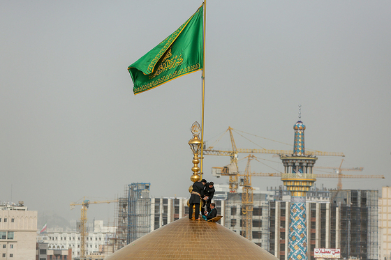 تعویض پرچم گنبد و پوش ضریح امام رضا (ع)