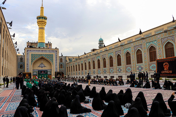 آئین اذن عزای حسینی و تعویض پرچم گنبد حرم مطهر رضوی