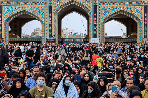 آئین اذن عزای حسینی و تعویض پرچم گنبد حرم مطهر رضوی