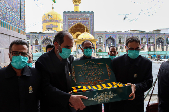 آئین اذن عزای حسینی و تعویض پرچم گنبد حرم مطهر رضوی
