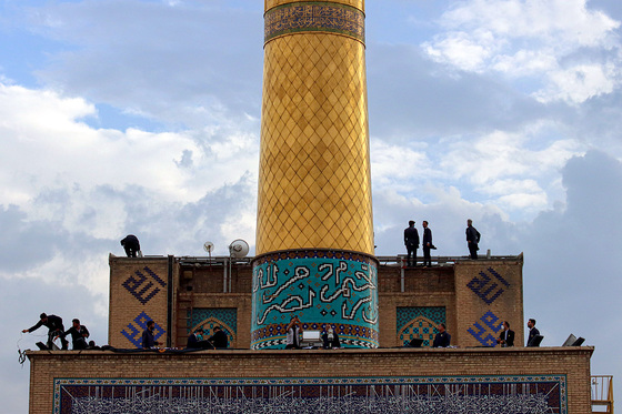 آئین اذن عزای حسینی و تعویض پرچم گنبد حرم مطهر رضوی