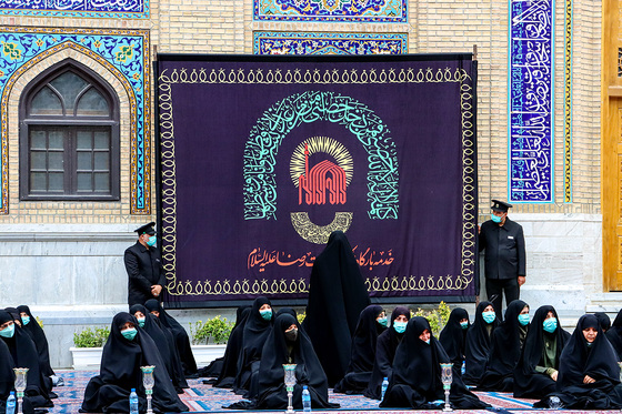 آئین اذن عزای حسینی و تعویض پرچم گنبد حرم مطهر رضوی