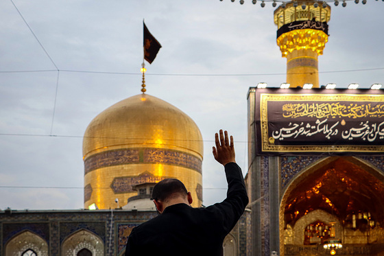 آئین اذن عزای حسینی و تعویض پرچم گنبد حرم مطهر رضوی