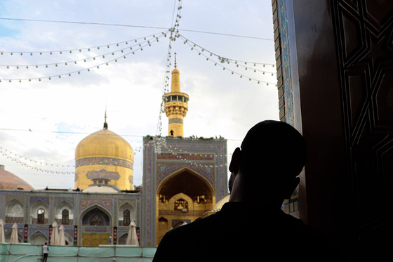 آئین اذن عزای حسینی و تعویض پرچم گنبد حرم مطهر رضوی