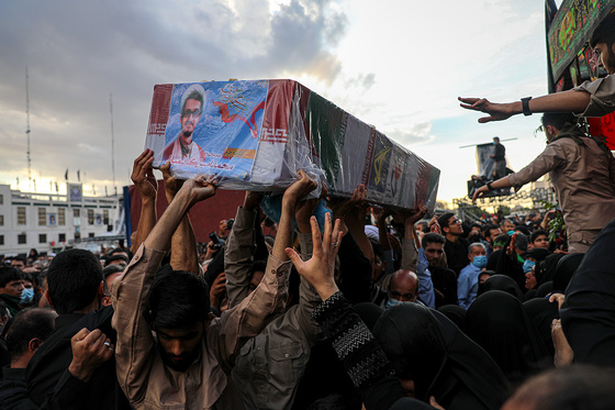 تشییع پیکر مطهر 5 شهید مدافع حرم در مشهد