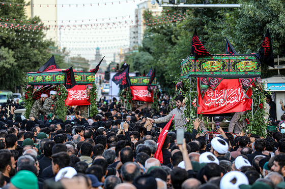 تشییع پیکر مطهر 5 شهید مدافع حرم در مشهد