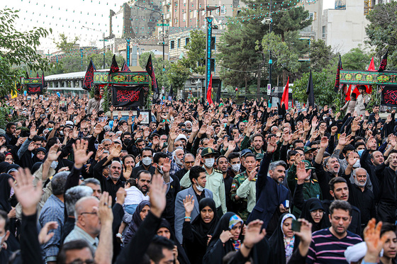 تشییع پیکر مطهر 5 شهید مدافع حرم در مشهد